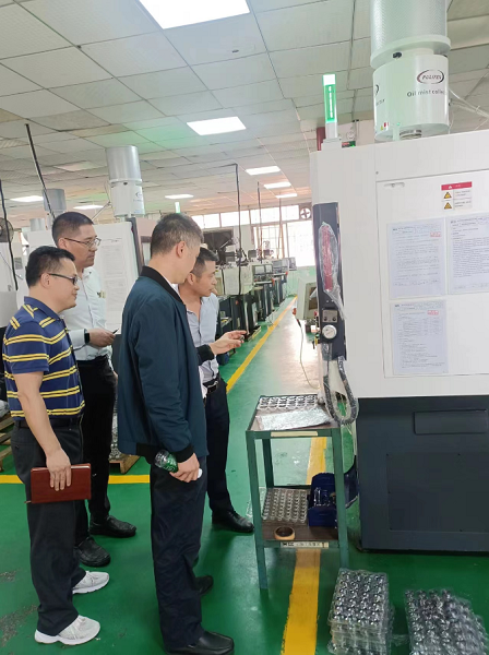 走訪車(chē)間，介紹公司經(jīng)營(yíng)情況