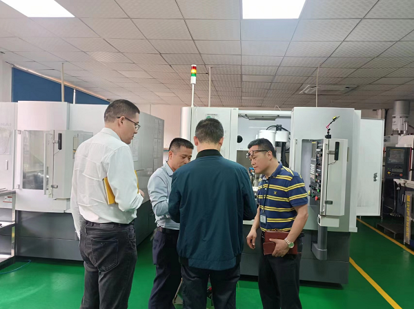 走訪車(chē)間，介紹公司經(jīng)營(yíng)情況