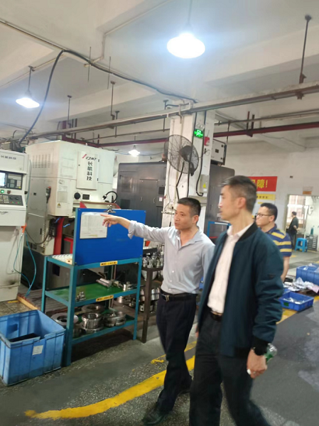 走訪車(chē)間，介紹公司經(jīng)營(yíng)情況